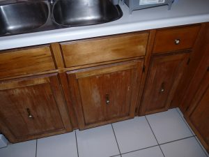 Diy Re Varnished Cabinet Fronts Dans Le Lakehouse for size 1600 X 1200