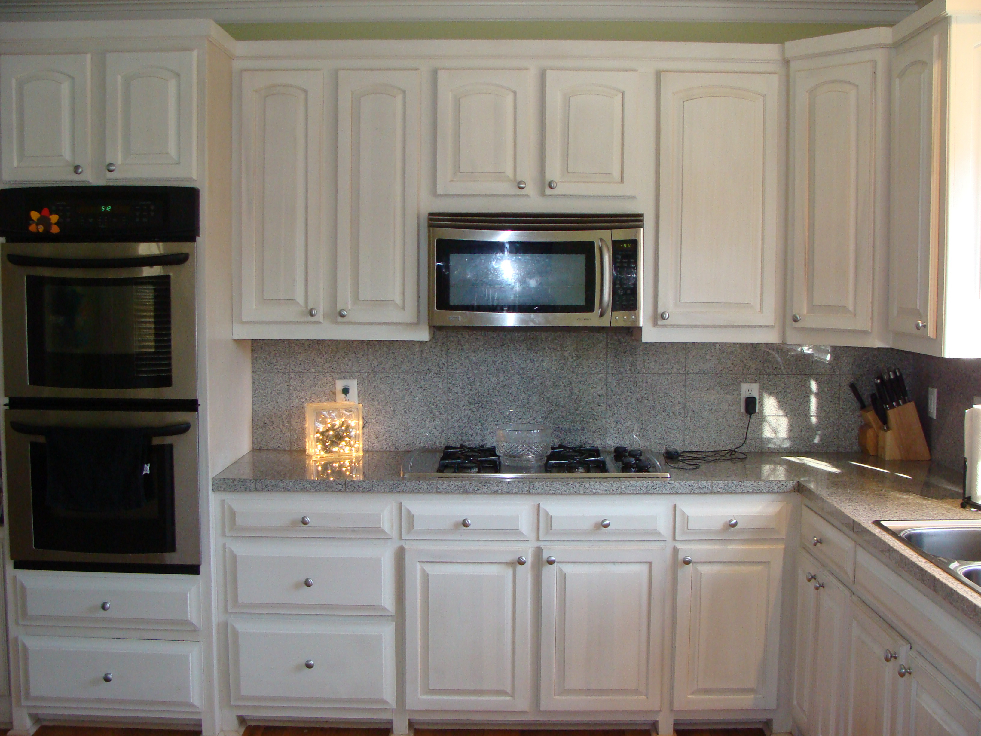 White Washed Cabinets Traditional Kitchen Design Artnak regarding measurements 3264 X 2448