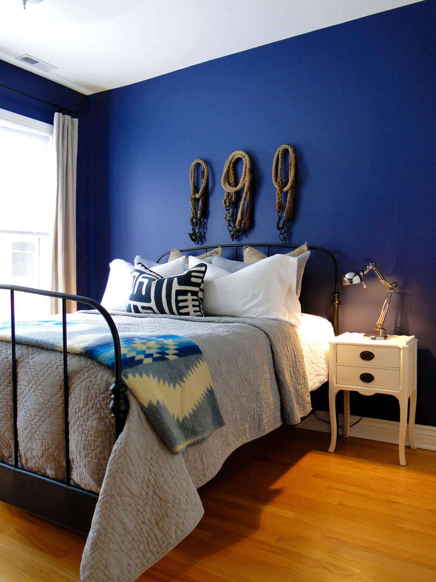 Paint my room. Синяя стена. Спальня в синих тонах. Синие стены в спальне. Спальня в синем цвете.