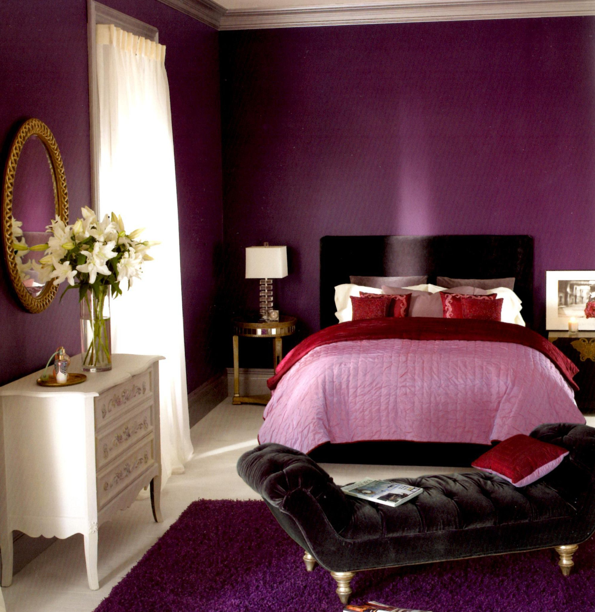 фиолетовые стены белая мебель