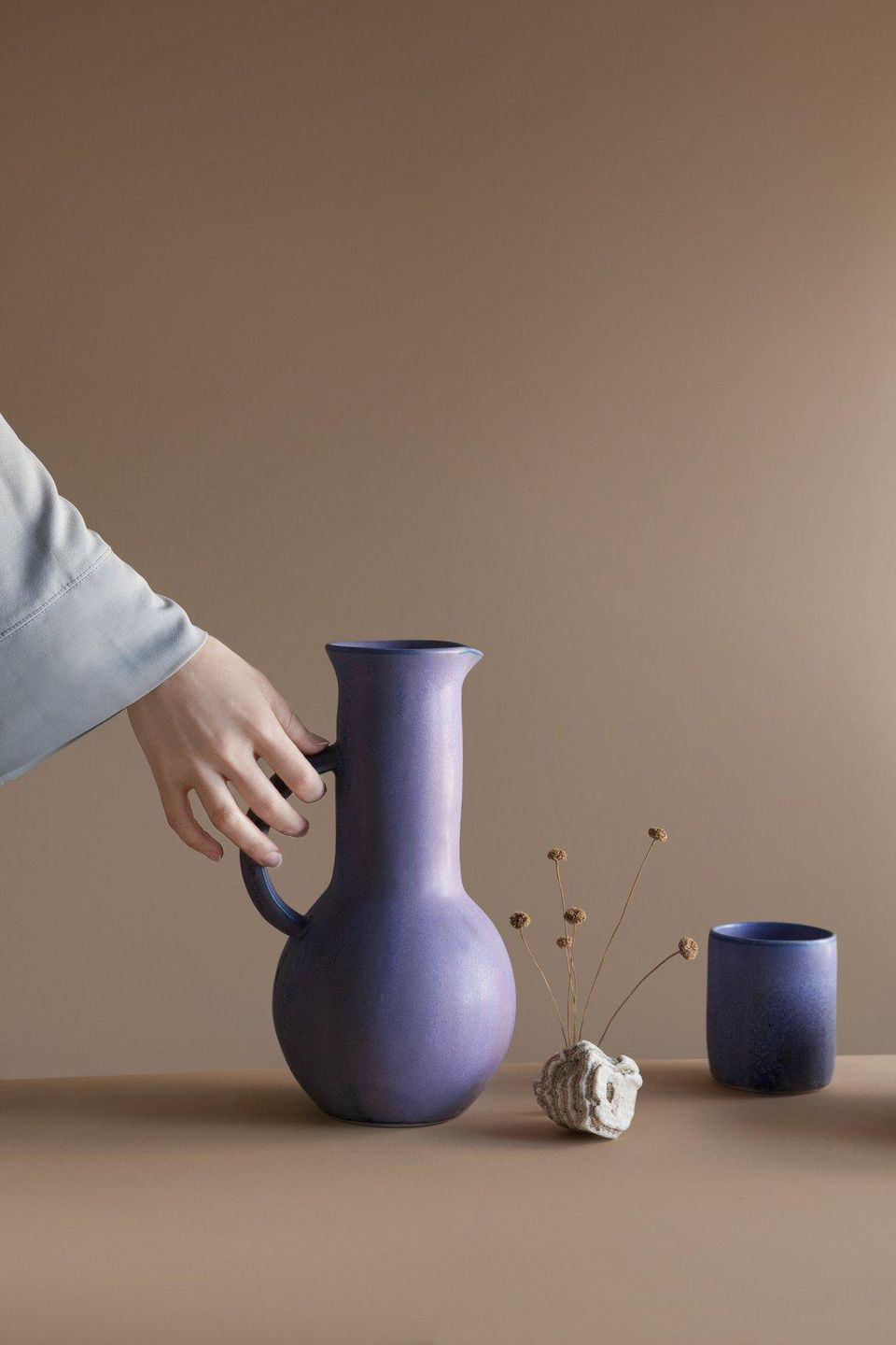 8 Handmade Ceramic Vases Worthy Of The Prettiest Summer Bouquets regarding size 960 X 1440