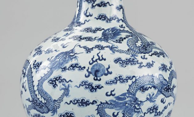 A Large Blue And White Dragon Vase Tianqiuping Qing with sizing 1516 X 2000
