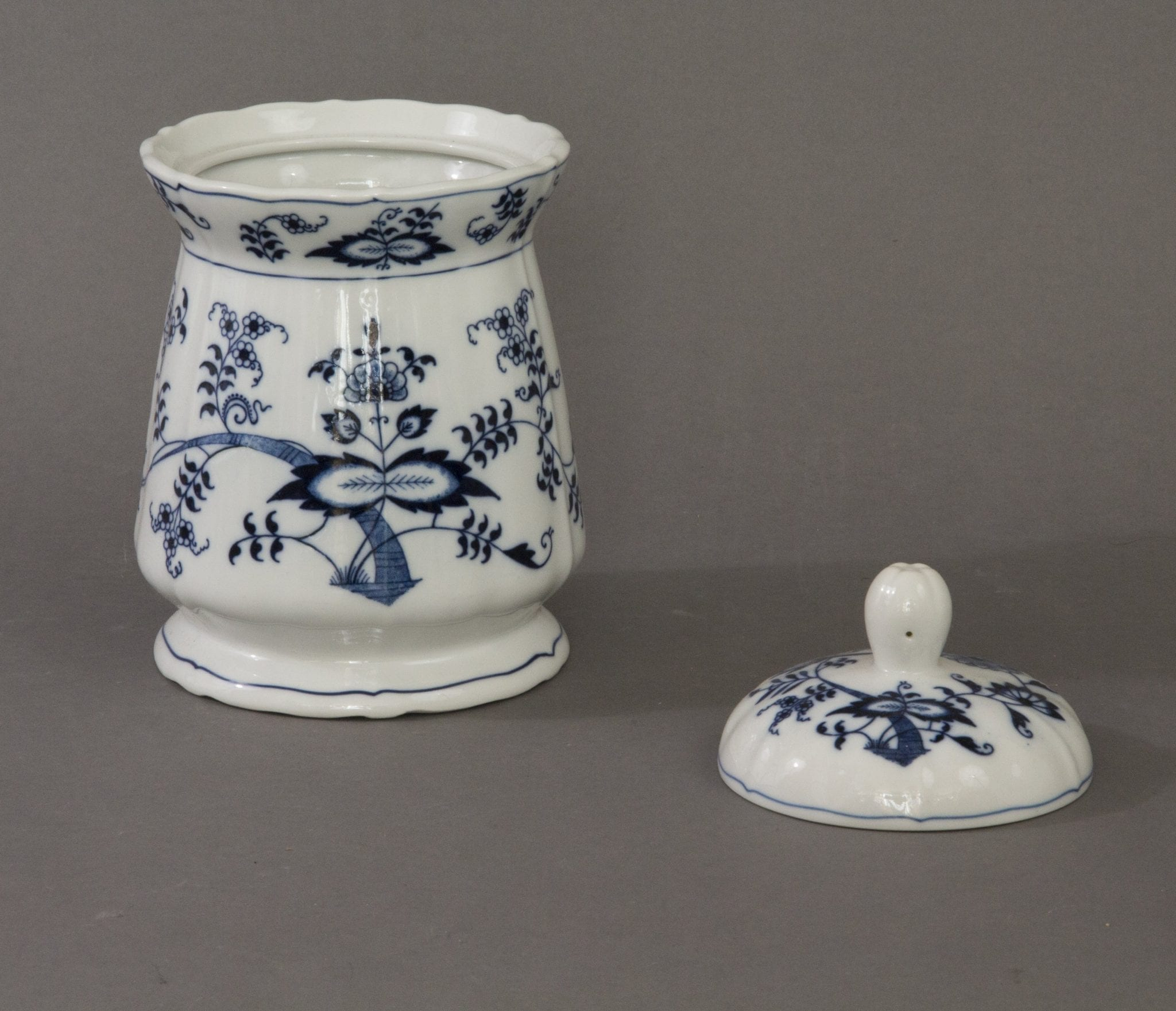 Blue Danube Porcelain Large Storage Jar With Zwiebelmuster regarding size 2048 X 1762