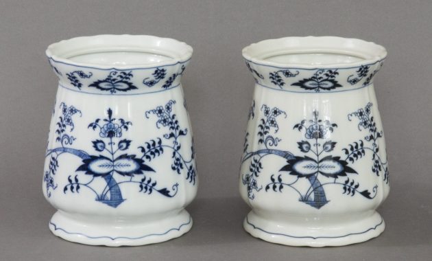 Blue Danube Zwiebelmuster Two Vases Paulus Porcelain with regard to dimensions 2048 X 1752