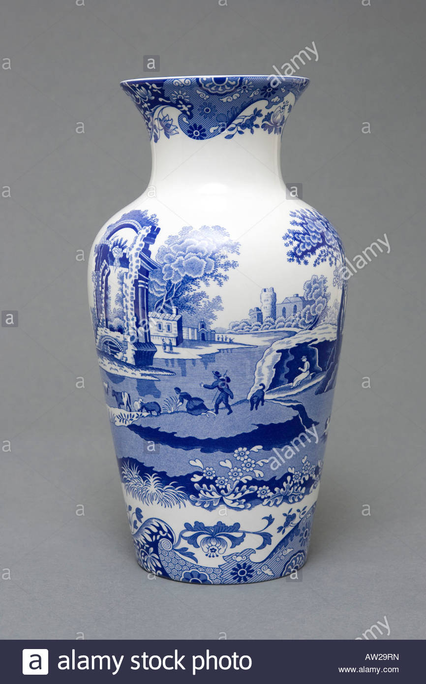 De Style Italien Spode Blue Vase Bleu Bas Sur Un Design De intended for sizing 866 X 1390