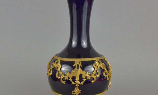 Description Vase En Cramique Bleu Cobalt De Style Empire Mont En Bronze Dor inside measurements 2633 X 2633