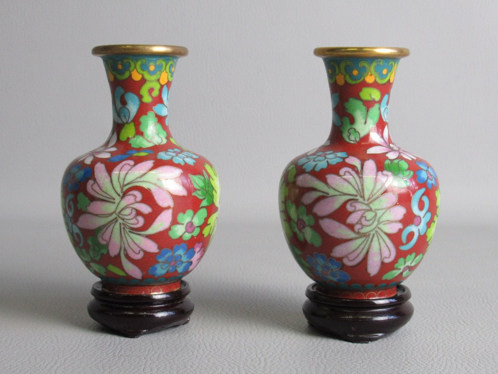 Dtails Sur Paire De Vases Orientaux Fond Maill Rouge Sur Base Bois 12cm regarding proportions 1024 X 768