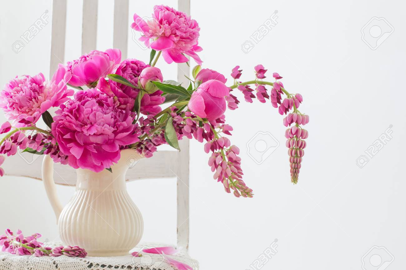 Fleurs De Pivoine Dans Un Vase Sur La Chaise Millsime in measurements 1300 X 866