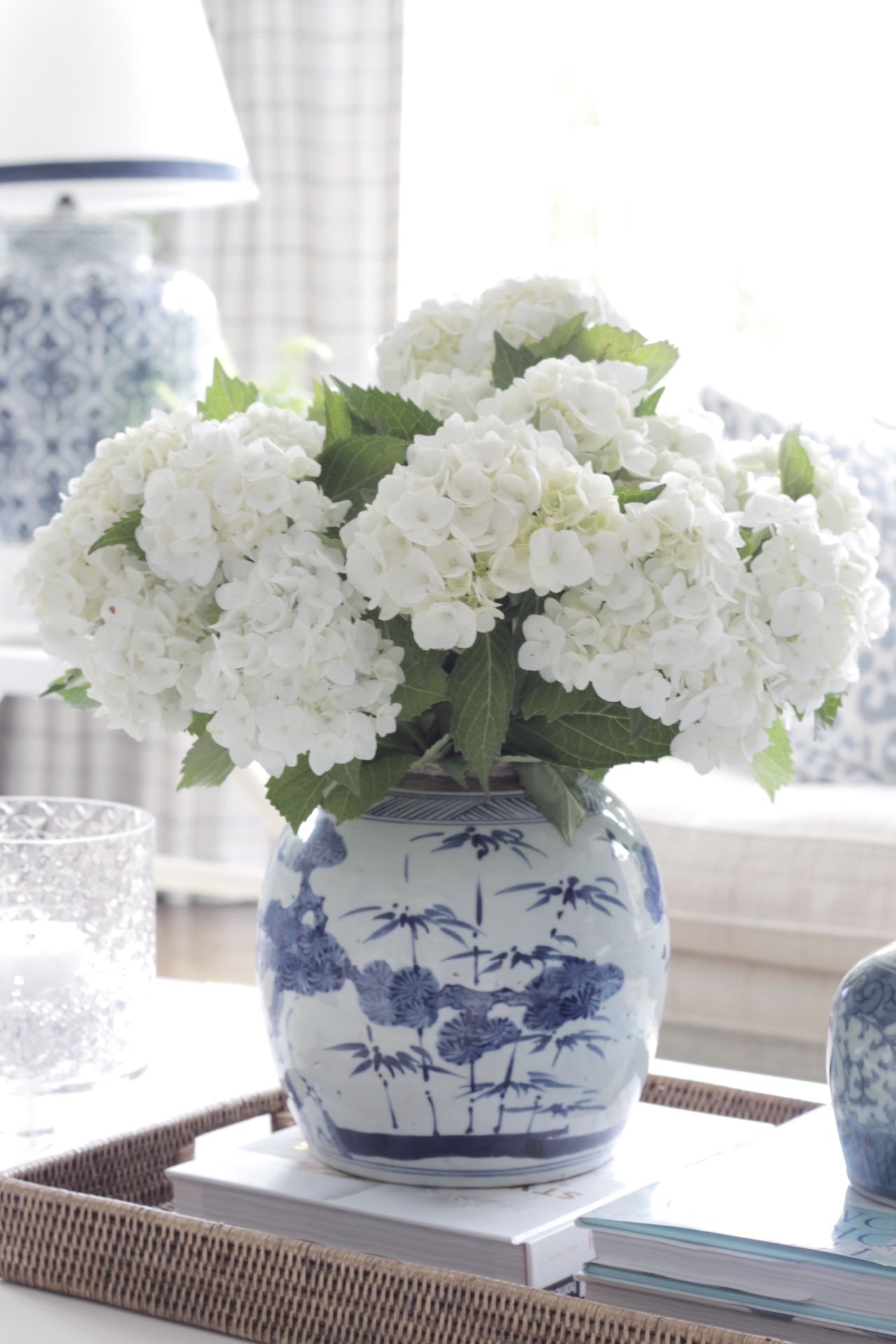 Home Jarron De Flores Hortensias Blancas Decoraciones regarding sizing 1280 X 1920