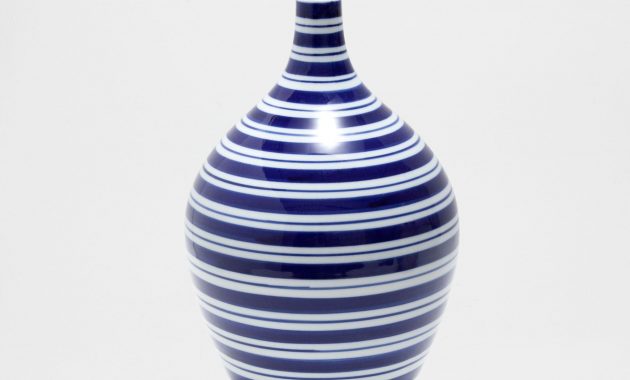 Image 1 Du Produit Vase Cramique Bleu Et Blanc Rayures pertaining to measurements 1920 X 1920
