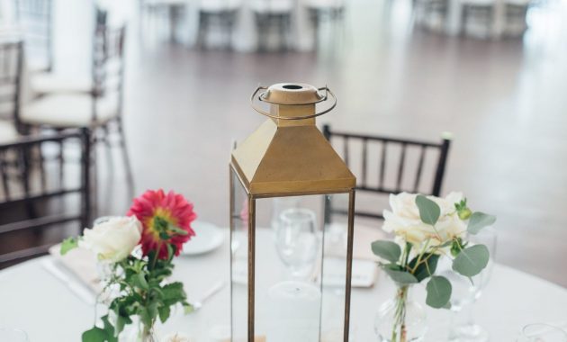 Lantern And Bud Vases Wedding Centerpiece Bud Vases in dimensions 2048 X 3068