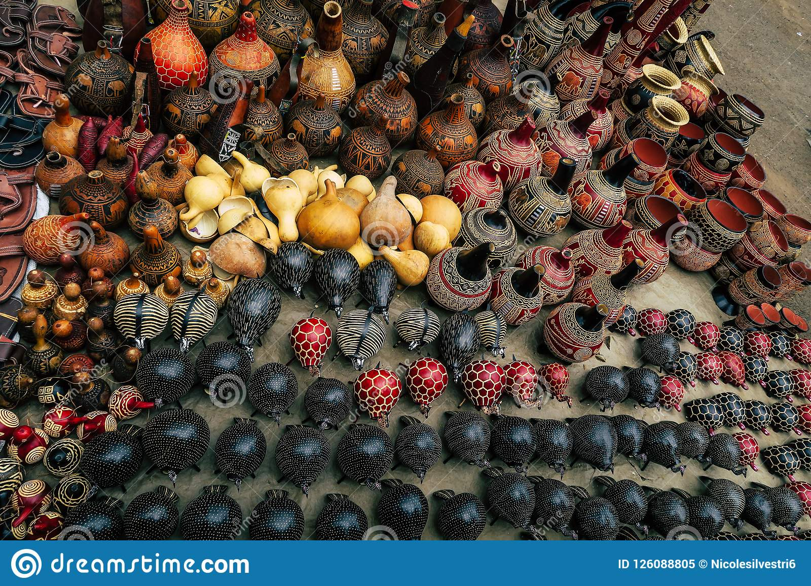 Les Vases Et Le Mtier Objecte Sur Un March Nairobi throughout size 1600 X 1156