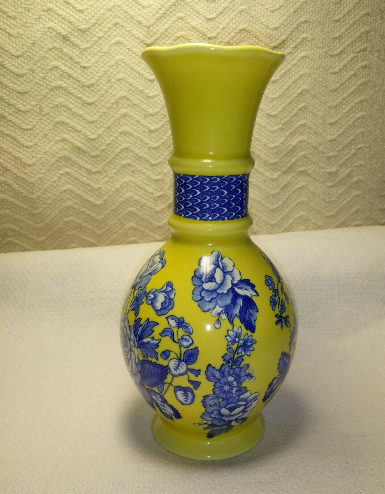 Spode Bud Vase Yellow Background Blue And White Flowers L0407 5 12 Tall regarding size 1247 X 1599