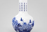 Vase Chinois En Porcelaine Bleue Et Blanche Avec Peinture De Pivoines for proportions 1500 X 1500