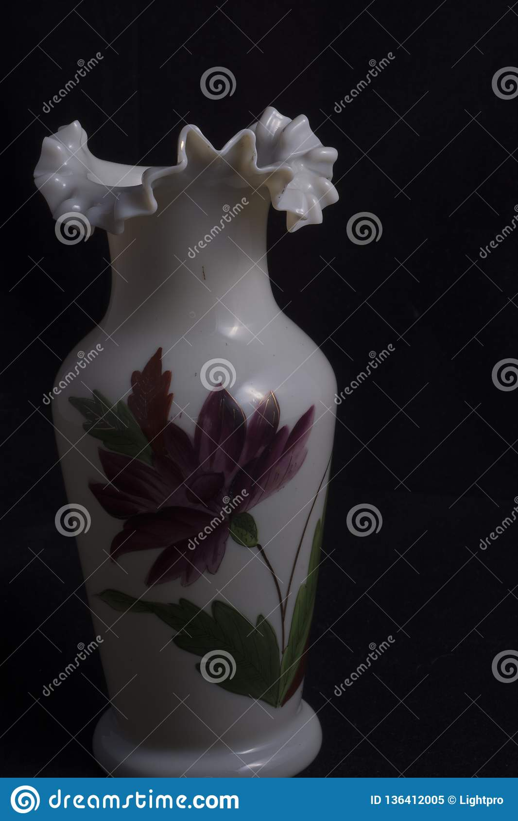 Vase Verre Souffl Avec Le Modle Floral Image Stock throughout measurements 1066 X 1689