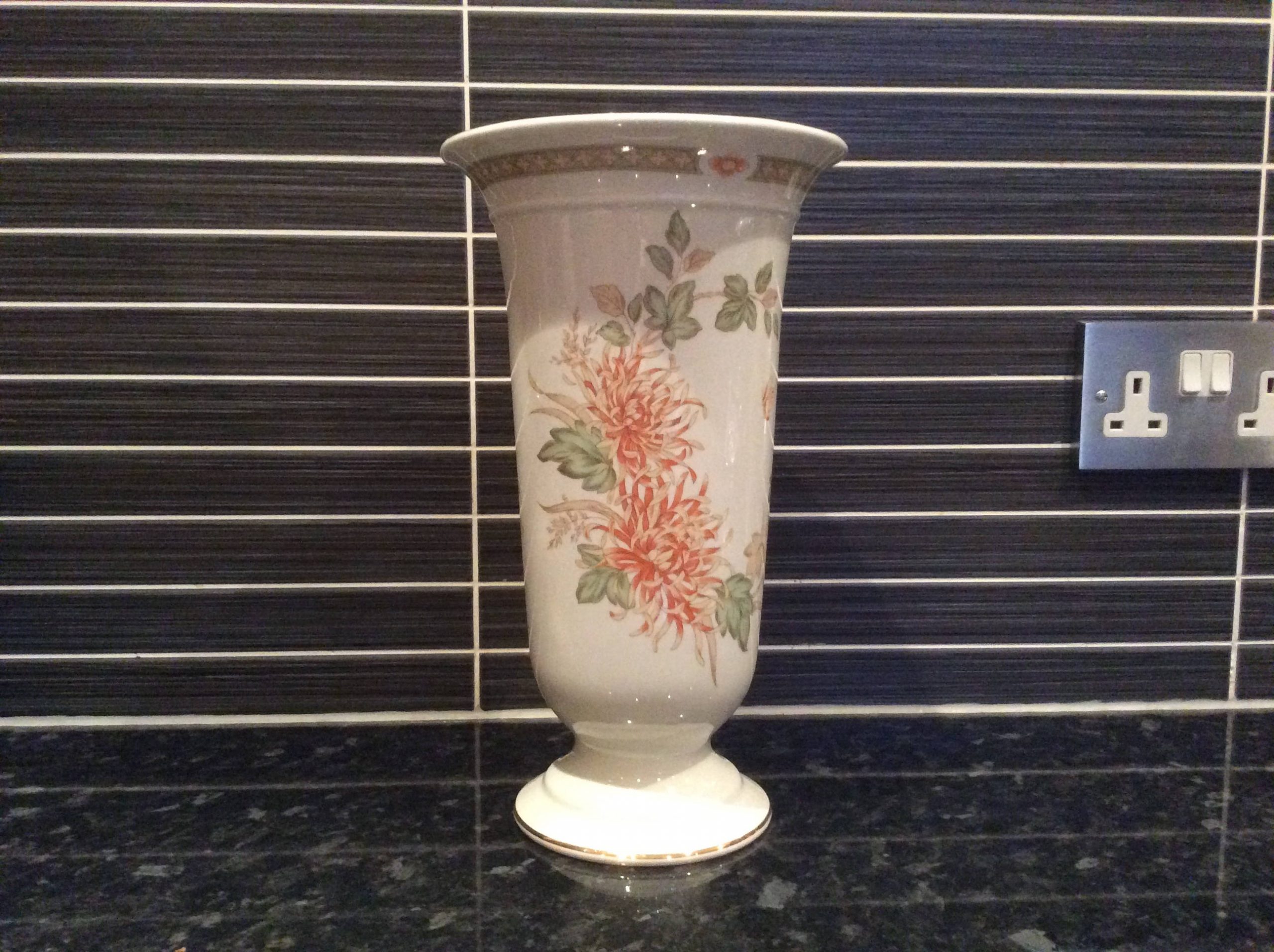 Very Large Marks Spencer Chrysanthemum Pattern Flower Vase pertaining to sizing 2592 X 1936